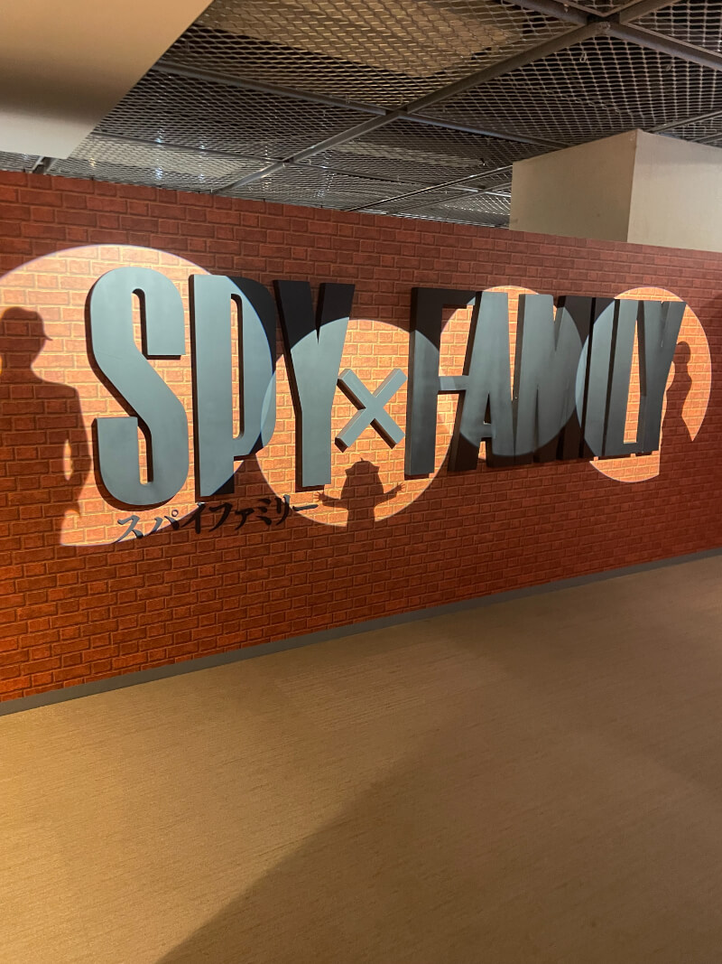 SPY×FAMILY展の混雑具合や内容を44枚の写真で紹介！巡回情報も